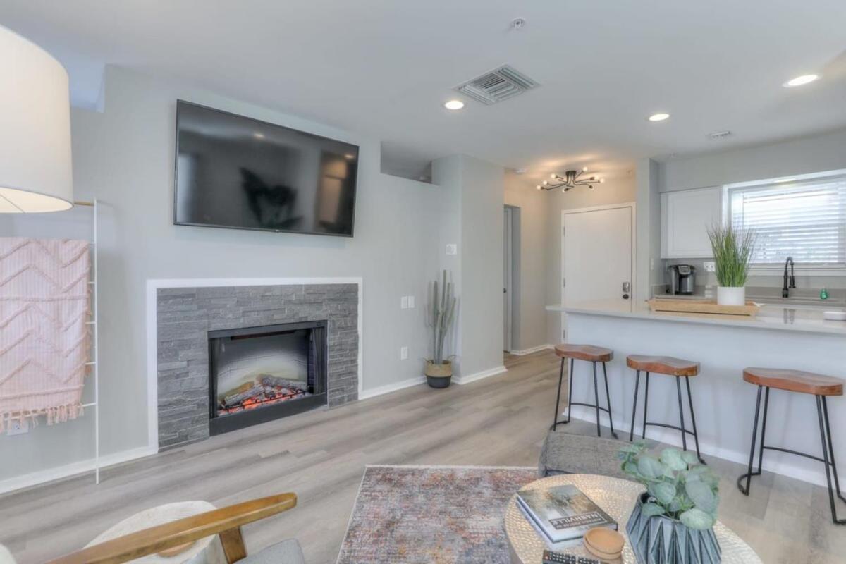 Walk To Broadway Riverfront Condo With Pool Нэшвилл Экстерьер фото