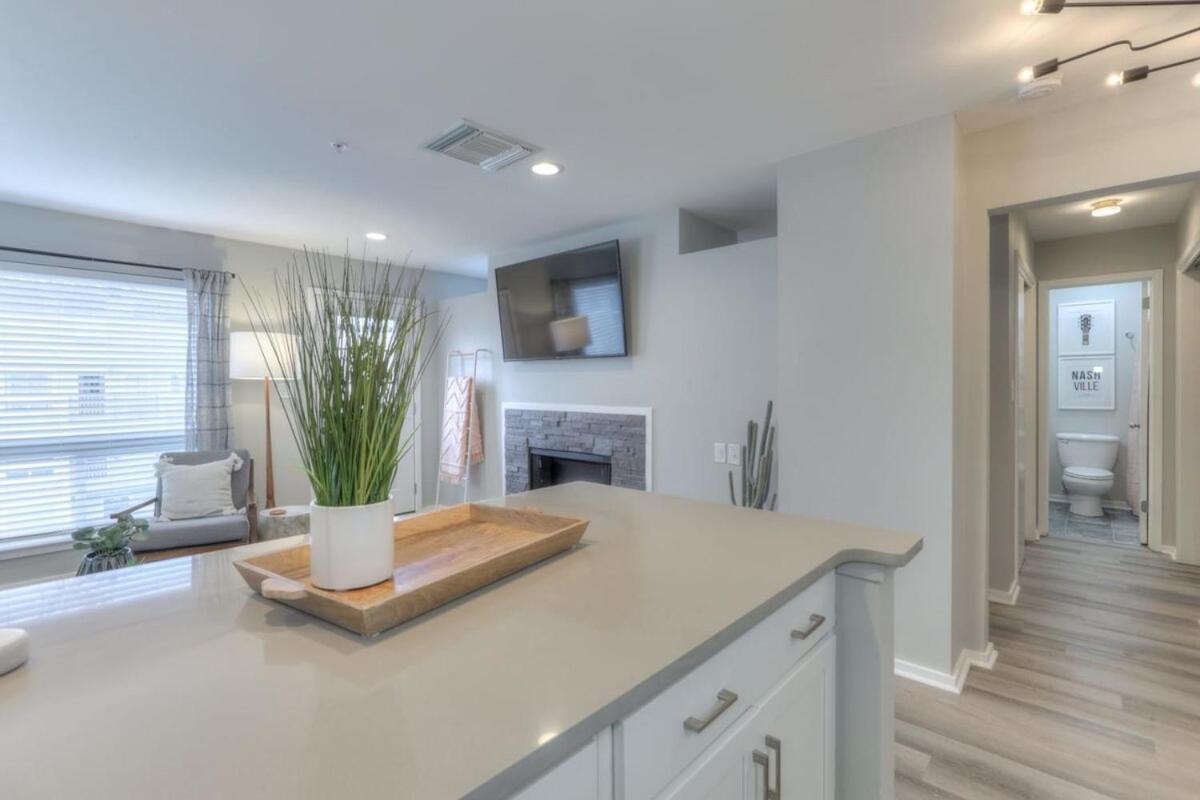 Walk To Broadway Riverfront Condo With Pool Нэшвилл Экстерьер фото