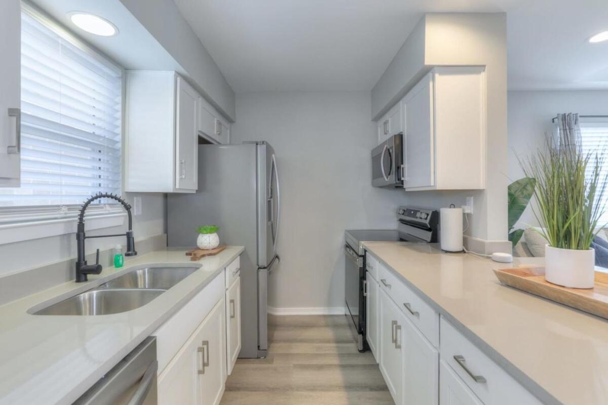 Walk To Broadway Riverfront Condo With Pool Нэшвилл Экстерьер фото