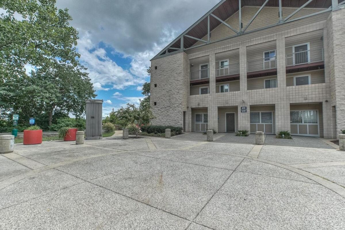 Walk To Broadway Riverfront Condo With Pool Нэшвилл Экстерьер фото